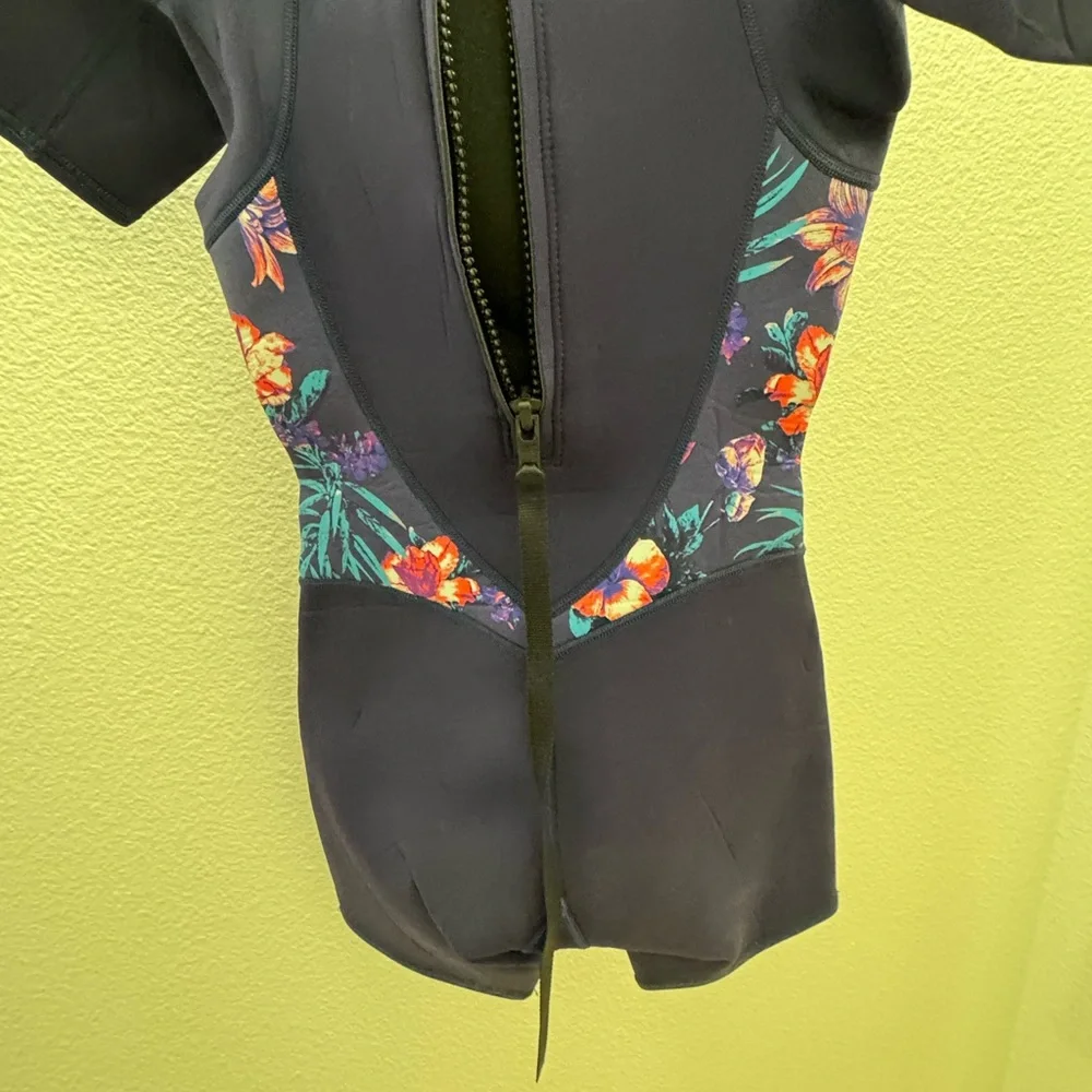 Water Sports Girls Wetsuit Roxy Shorty Size 14g. 2mm. Like NEW